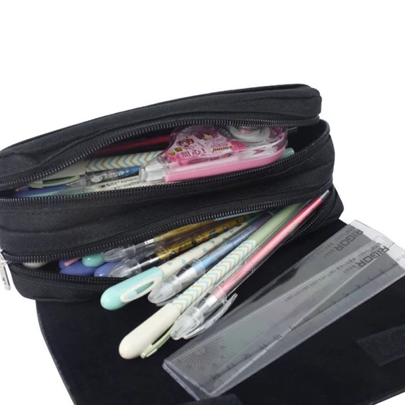 Harry Potter Hogwarts Crest Cosmetic Bag Clutch - Picture 11 of 14